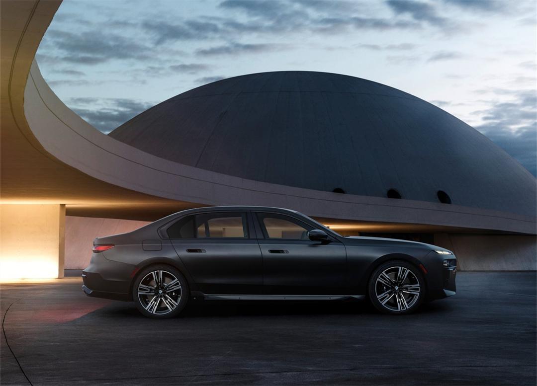 又改款,"宝马7系"迎来升级,启用"天使眼"大灯,内饰太奢华