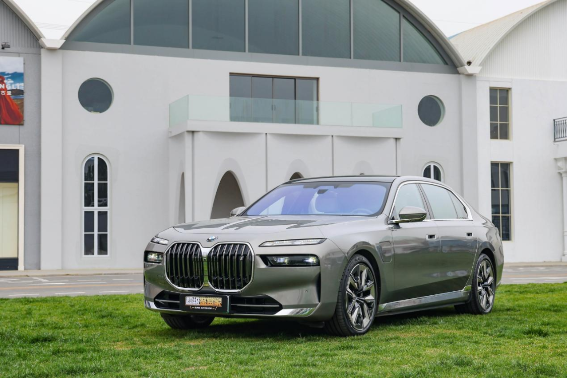 重新定义现代豪华旗舰 宝马i7对比迈巴赫s 480 4matic