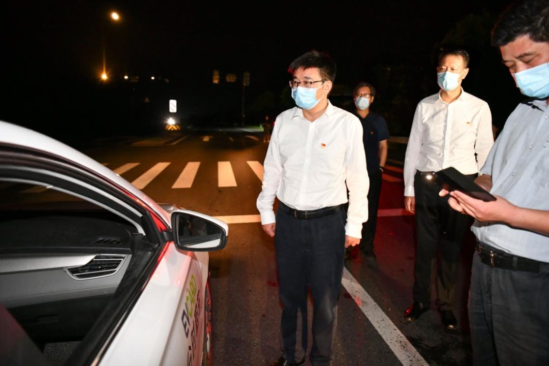 区委书记薛凤冠主持召开疫情防控调度会议