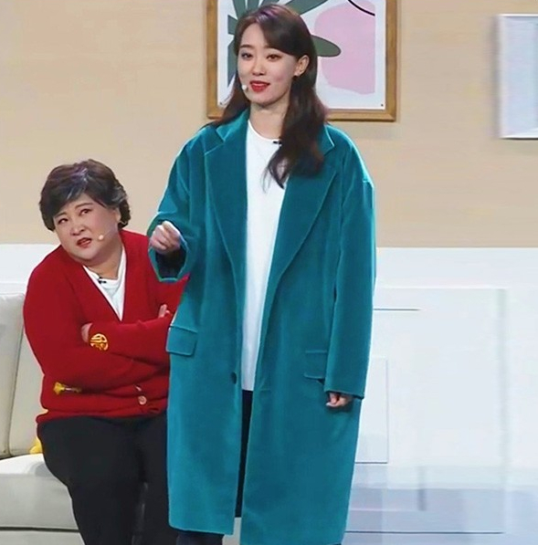 张小斐化身行走的种草机,休闲风卫衣走机场,戴绿色帽子格外抢眼