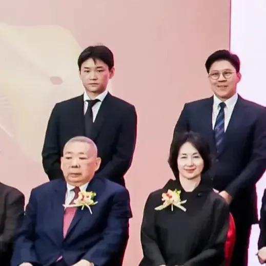 37岁霍启中罕露面,二房成员现身紧挨霍震霆