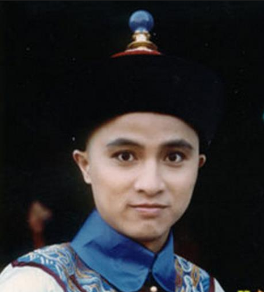 周霆坤是台湾演员,1980年在电视剧《楚留香传奇》中饰演薛笑人一角