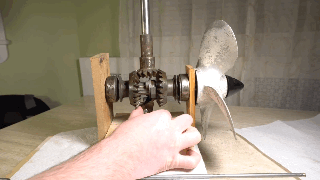 控制螺旋桨的反转,通过下面这个动图就可以很直观地理解齿轮箱的概念