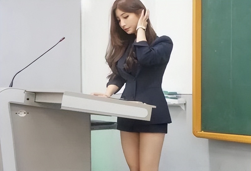 95后美女老师穿jk上课惹争议?却遭家长批评,本人出来回应