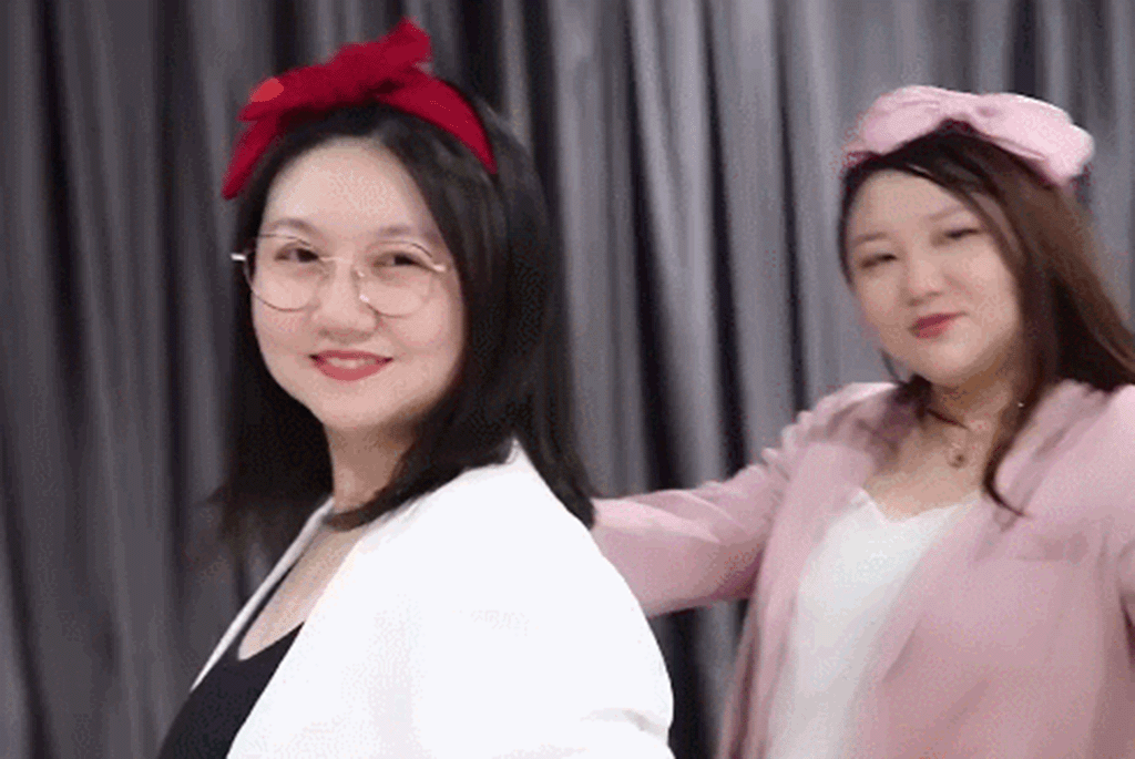 杨天真大跳女团舞,粉红套装超惹眼,动作灵活表情丰富