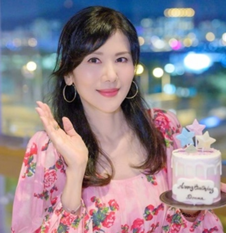 富贵!55岁朱洁仪晒千尺豪宅超气派,退圈经商多年至今仍未婚未育