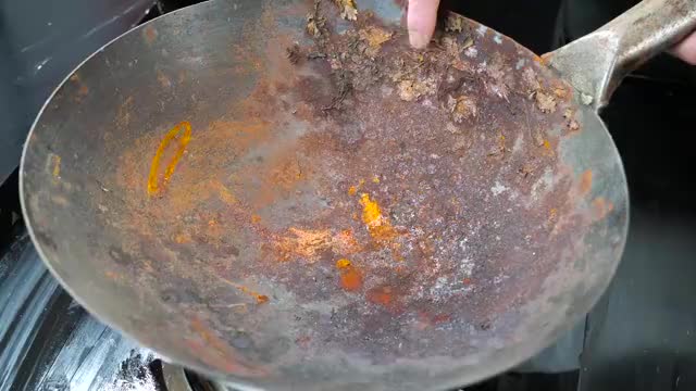 家里铁锅用久了,黑垢油垢难清除,教你最简单方法,轻松变新锅