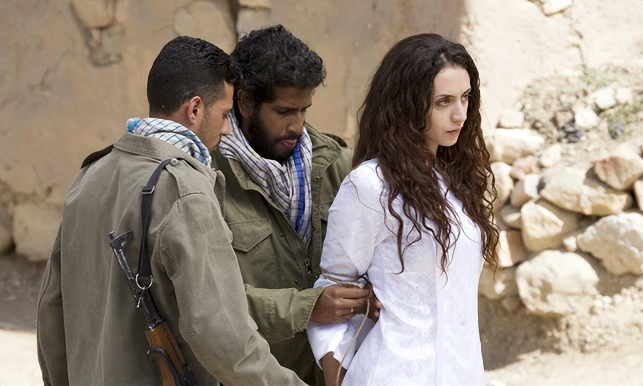 1977年沙特公主与情人私奔被抓回,生生被石头砸死,男友被斩首