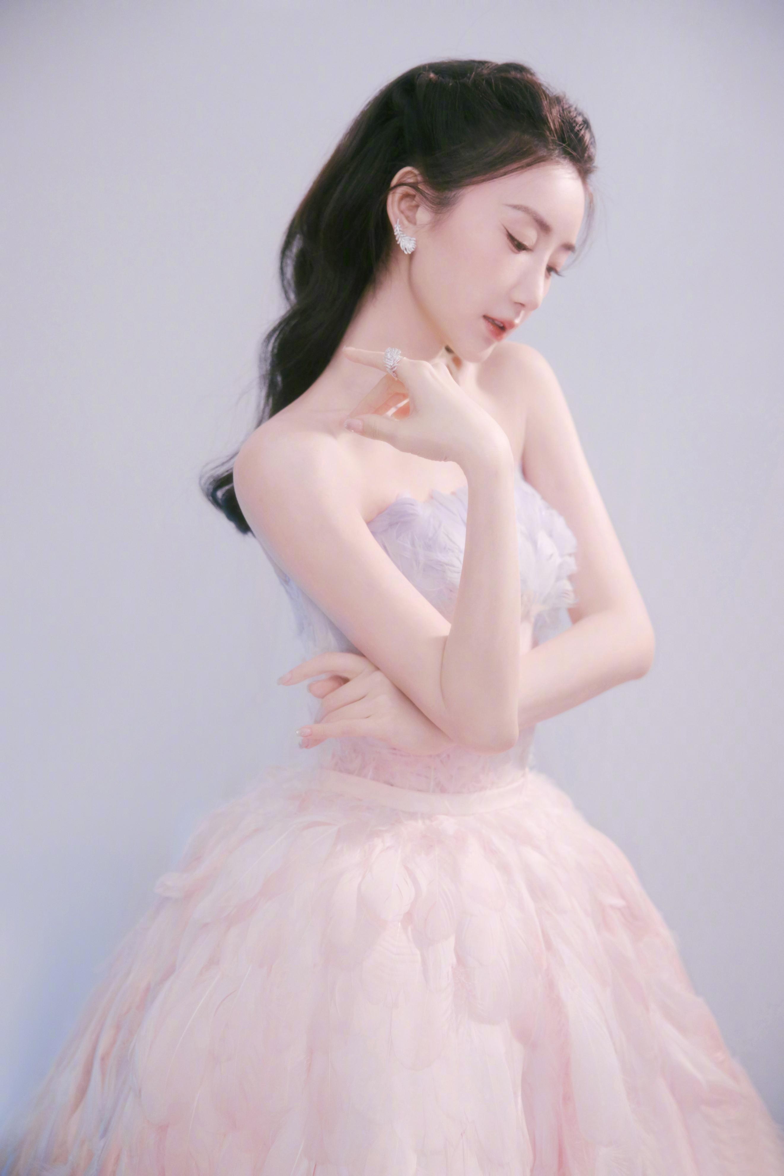 毛晓彤妆容精致温婉动人,身穿羽毛连衣裙犹如白天鹅