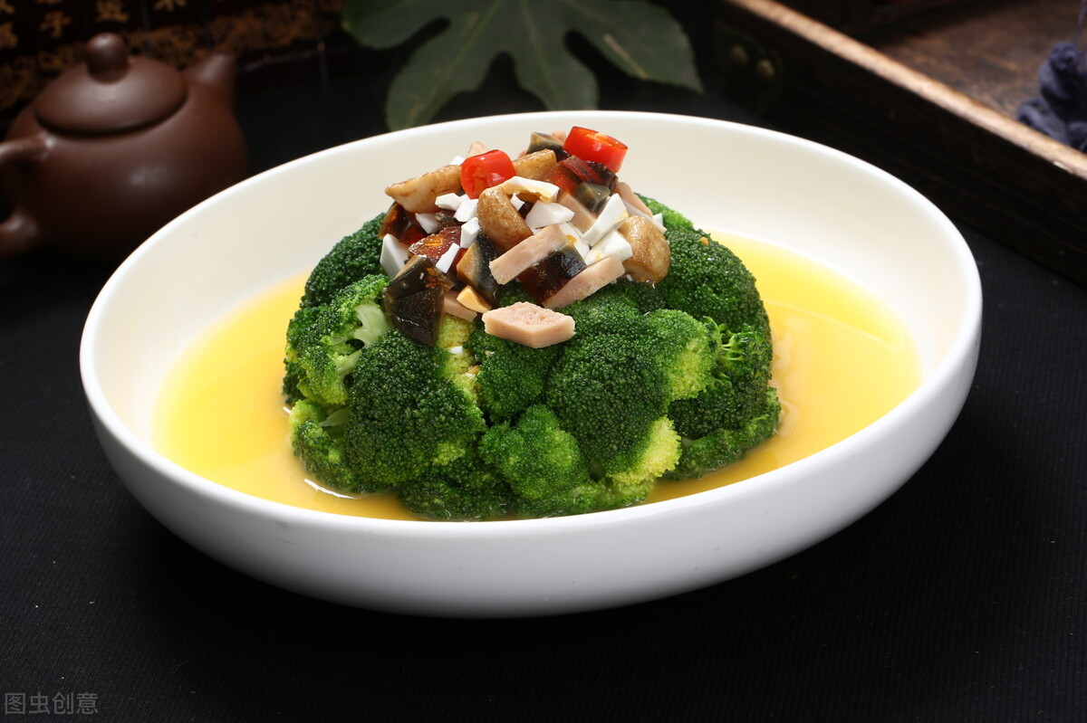 推荐菜谱【上汤西兰花】食材:西兰花,鸡蛋,虾皮,大蒜,生姜,胡椒粉