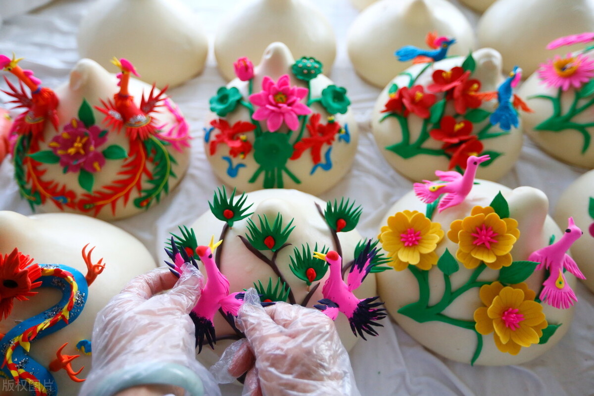 山东省青岛市即墨区田横镇西王村的农民在制作花馍