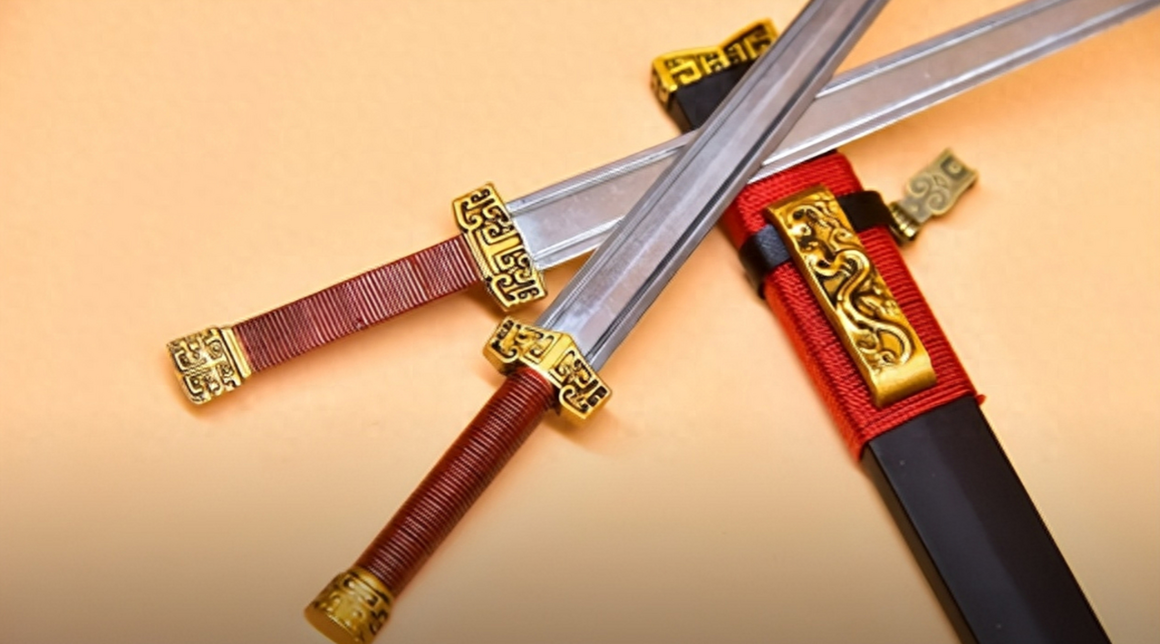 三国英雄刘备,关羽,张飞使用的兵器存在艺术夸张,但这种虚构基于一定