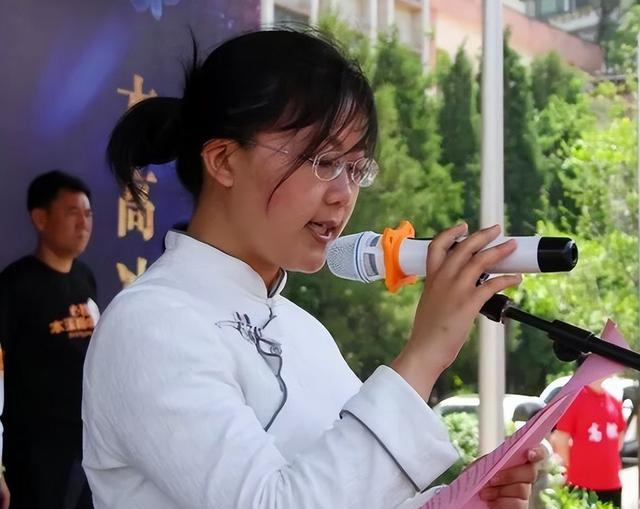 辽宁女孩刘丁宁,放弃港大72万退学复读,后来考了几分?