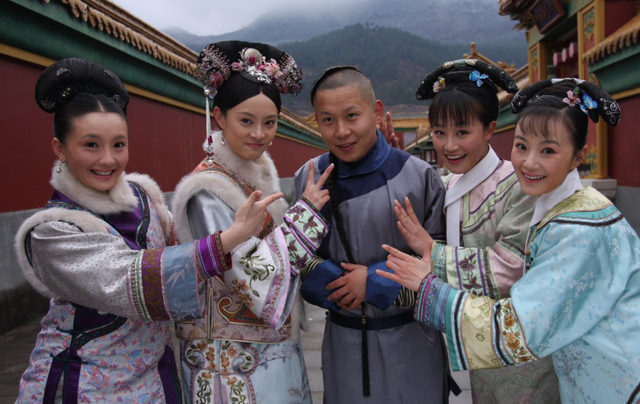 孙茜晒《甄嬛传》片场合影,蓝盈莹比孙俪爱抢风头,蒋欣很显嫩