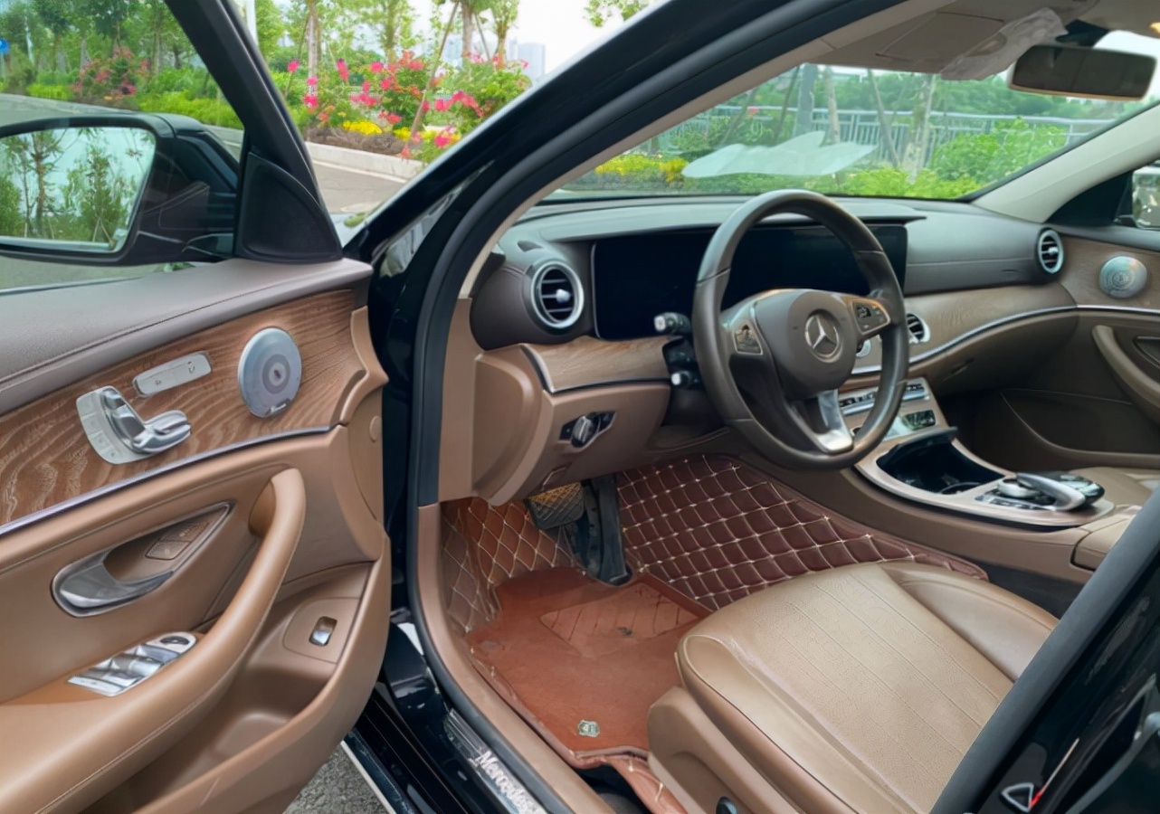 小伙花10万从河南亲戚手里买辆奔驰e300l,花8万修好,邻居羡慕