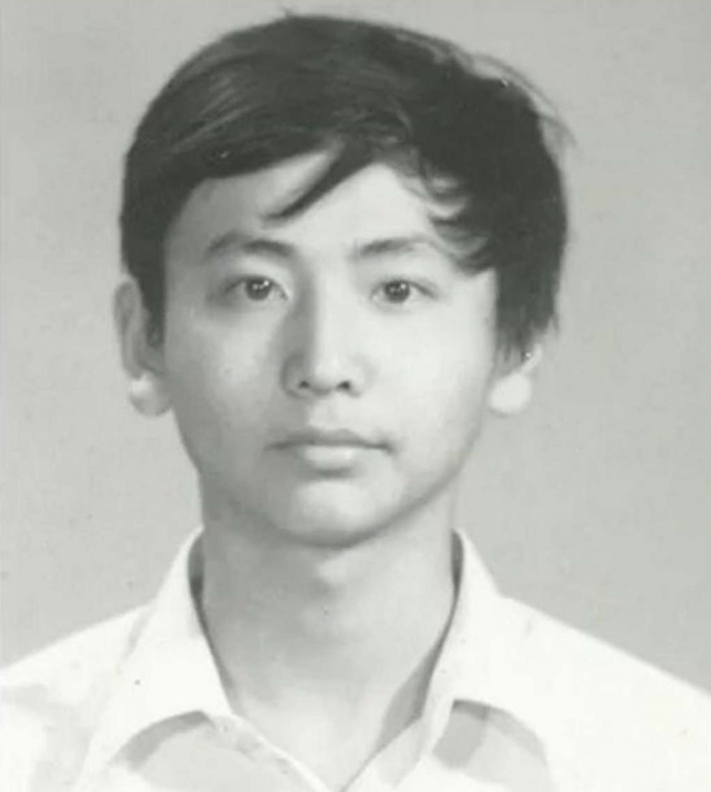 2001年,中国王牌飞行员王伟不幸牺牲,他的遗孀阮国琴近况如何?