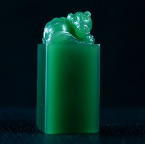 山东济南一位小伙,在海边散步40分钟,捡到一枚绿冻石卖了120万