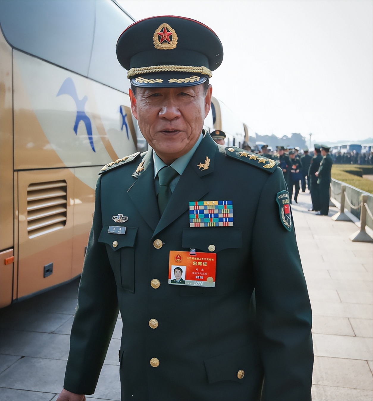 他曾是国家最年轻的副省长,后调任武警少将,于2009年晋升上将