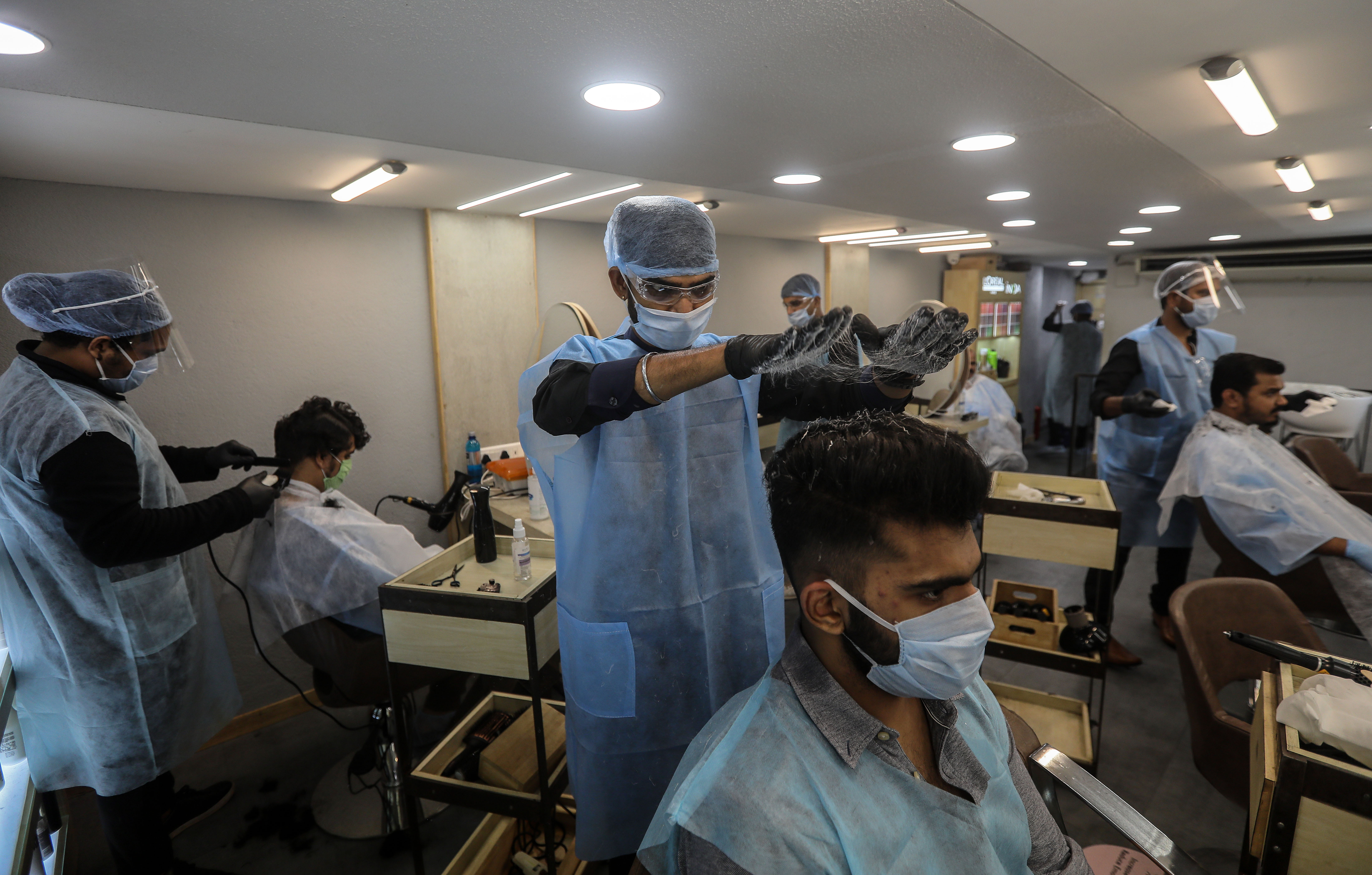 印度孟买:理发店重新开业