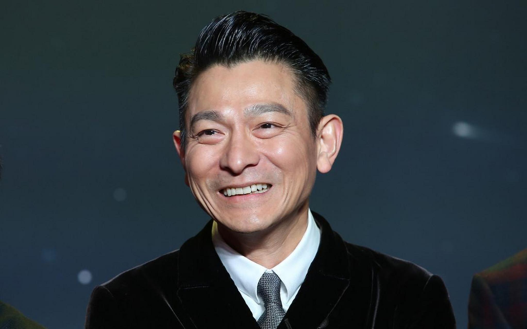 "刘德华突然沉默了几秒钟,然后眼含泪光,好像回忆起了什么,他的回答让