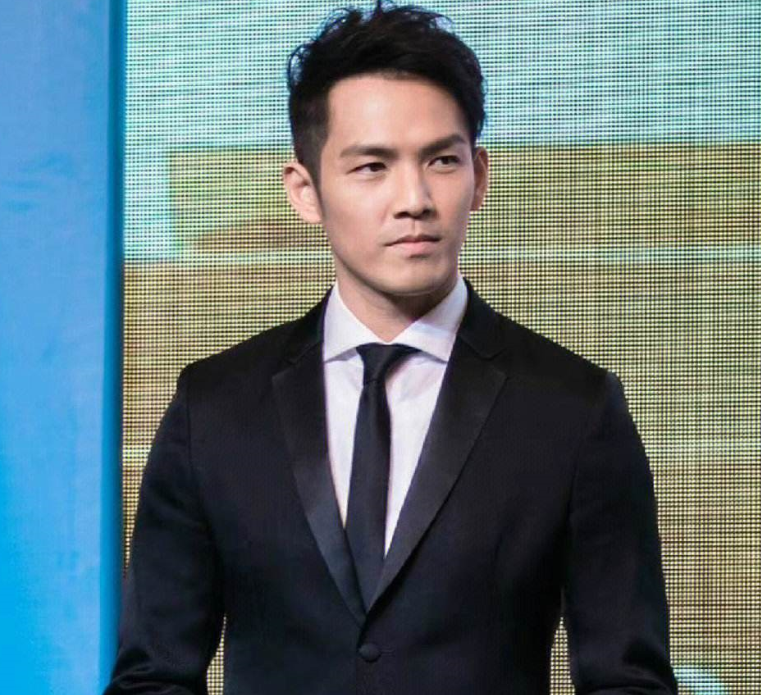 钟汉良现身菜市场,穿老头衫肚腩明显似大叔,被指又黑又胖老十岁