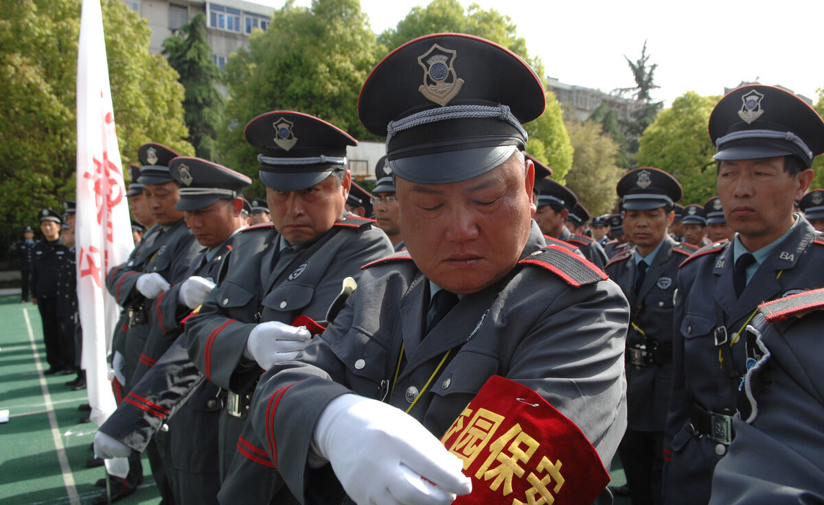 老人每月退休金5000,为何还去当保安?老人也需要实现"价值感"