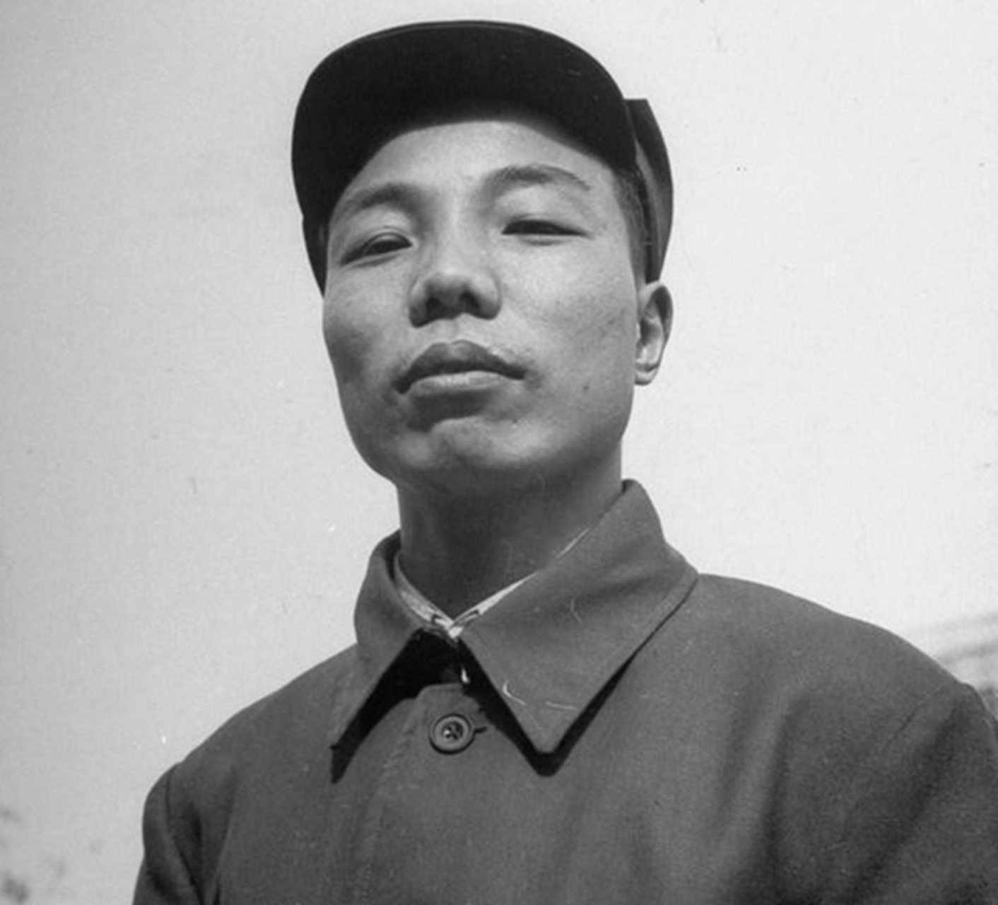 1975年,开国上将萧华到饭店吃饭,遇到一群小混混找事.