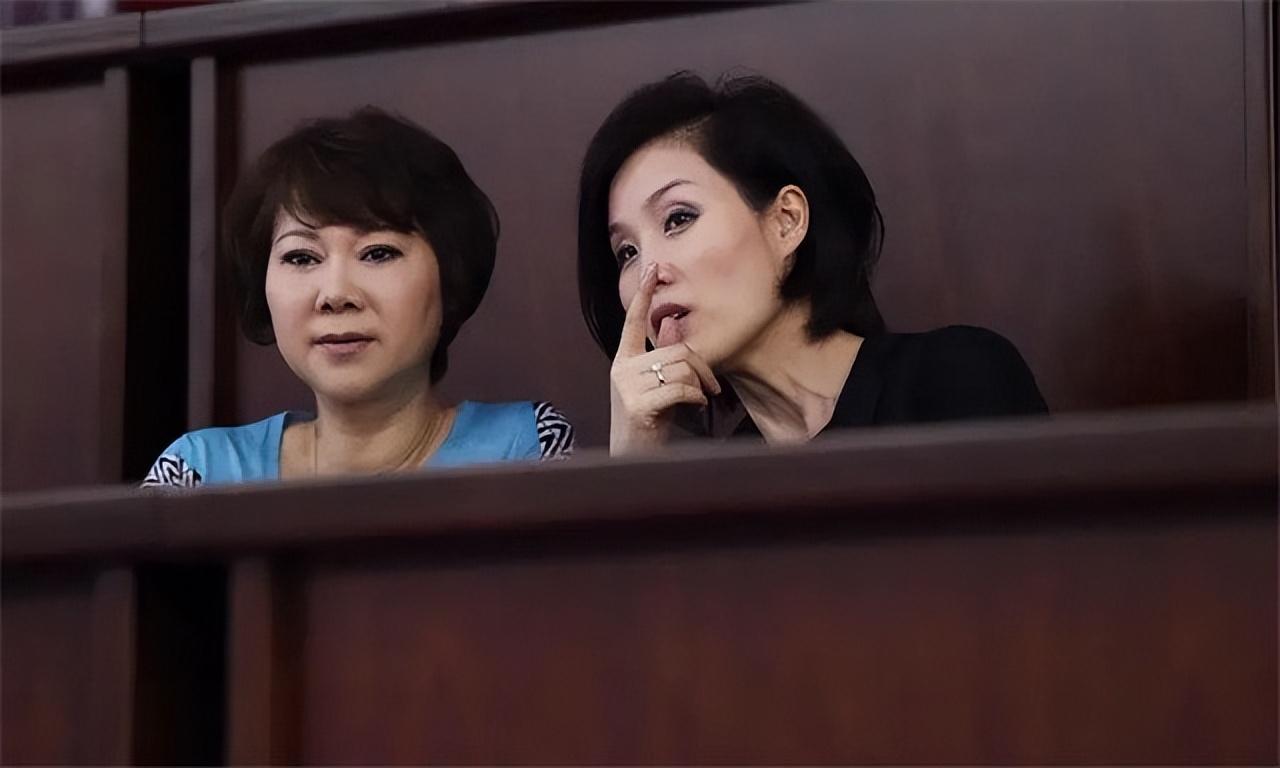 19年施之皓前妻曹燕华低调二婚,嫁1.93米帅气老公,年近60像40岁