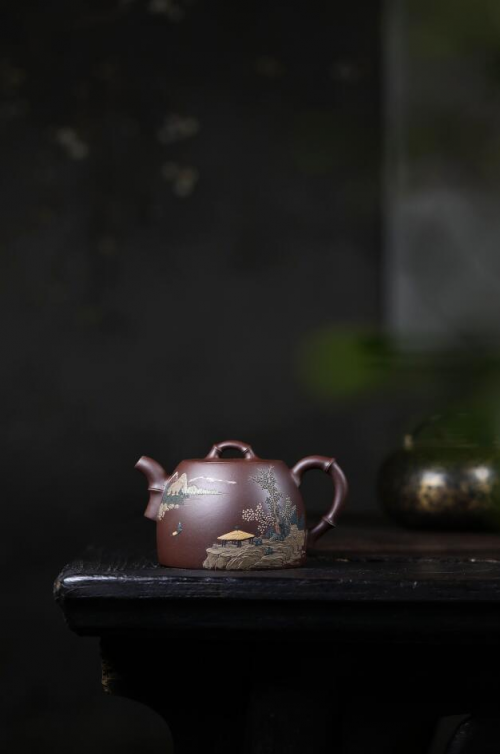 当代著名紫砂工艺师——余勇