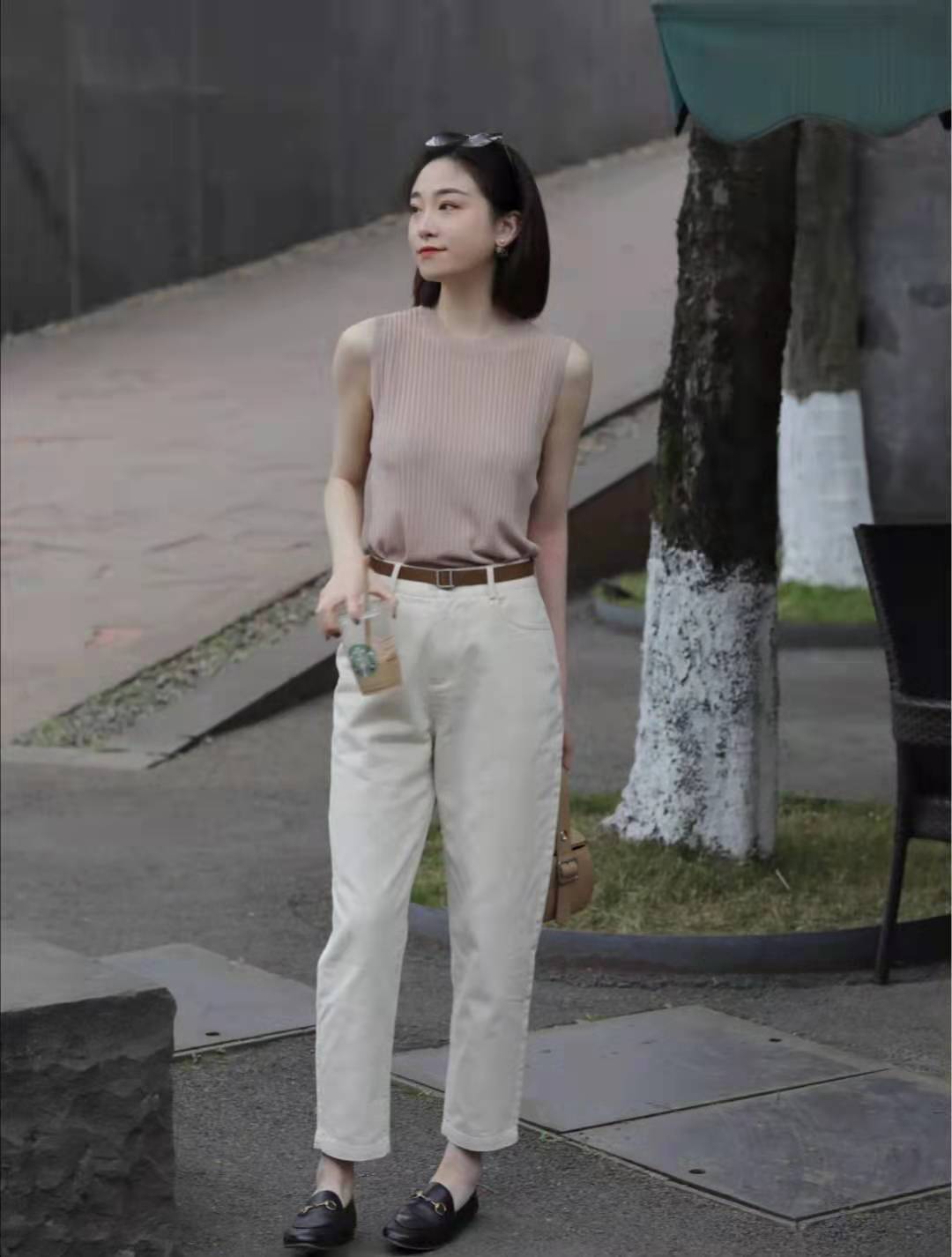 白色牛仔裤搭配什么颜色上衣好看