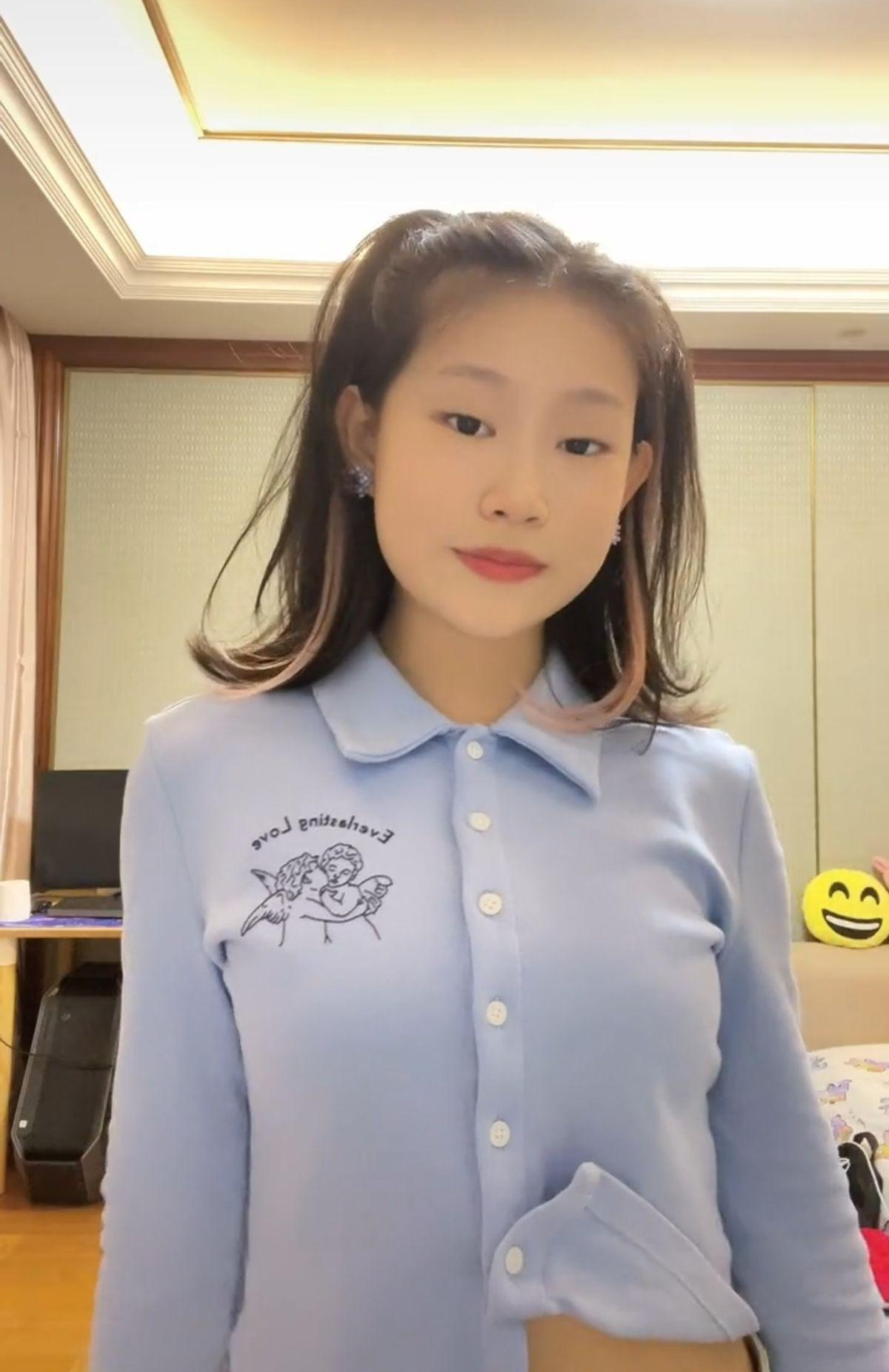 "曾被骂像猴的"最丑星二代"逆袭现身,惊人韩星撞脸引人瞩目"