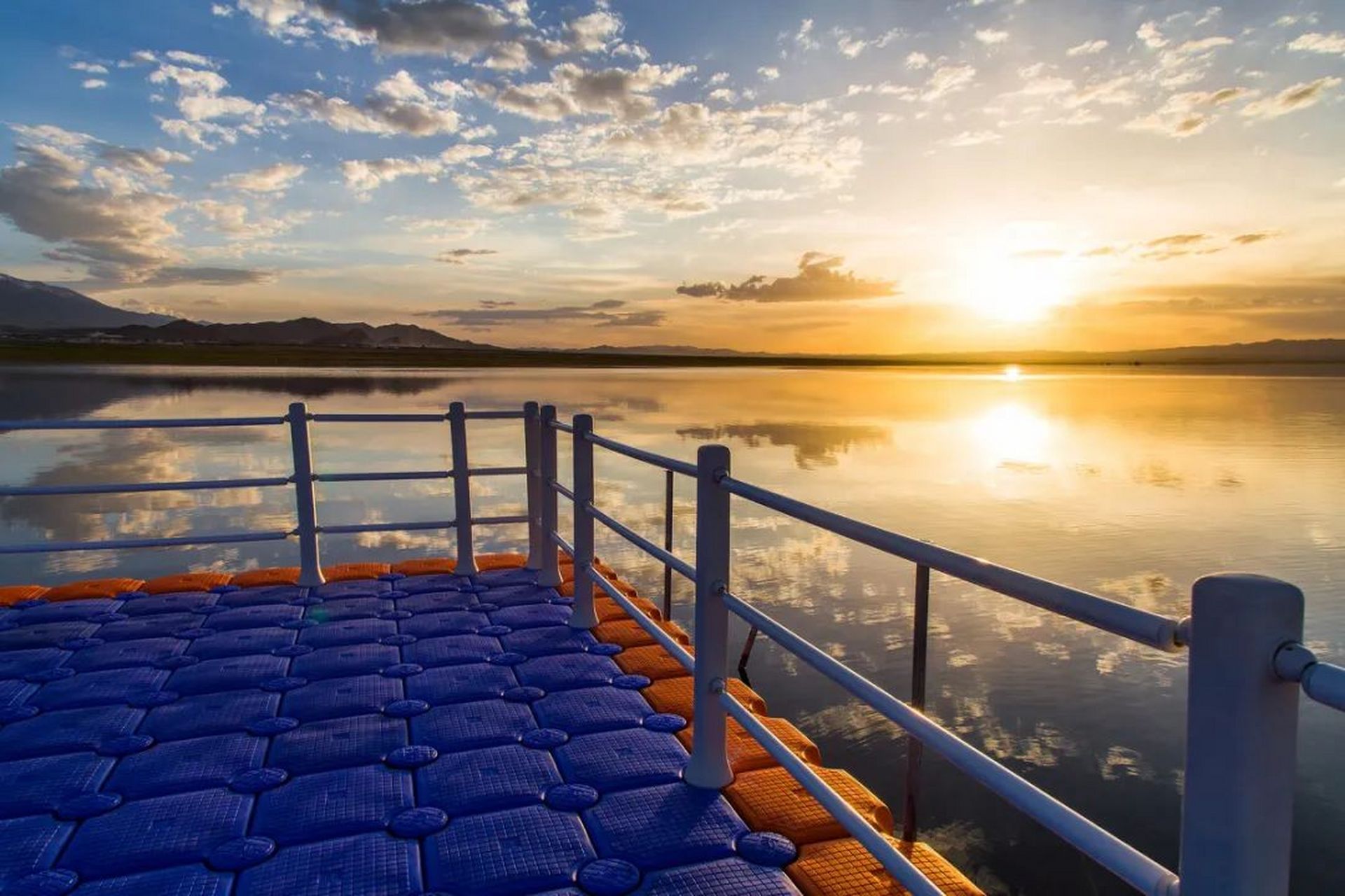 阳光温馨恬静,微风和煦轻柔,如画的风景将使你豁然开朗,眼前一亮