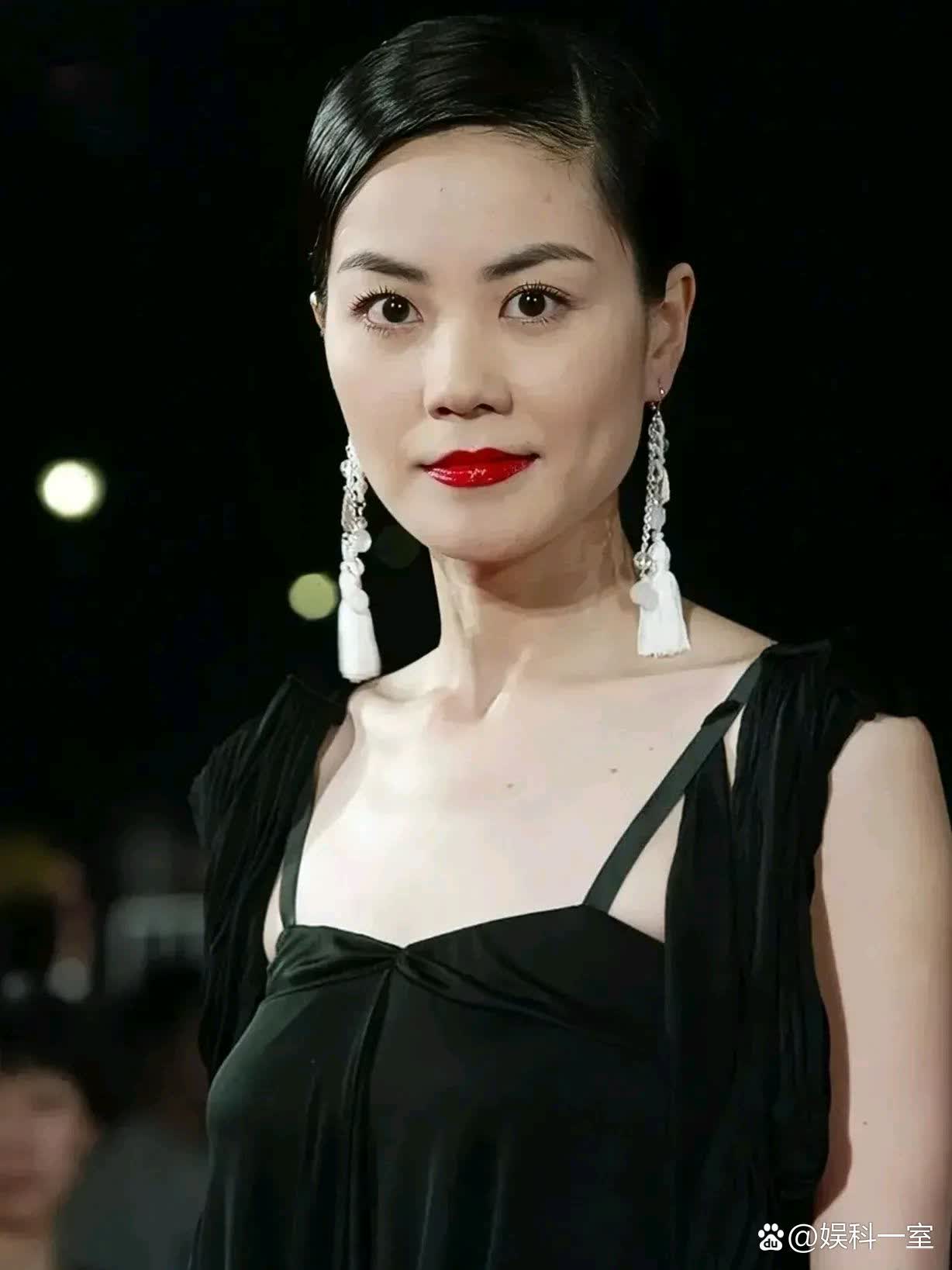 王菲的颜值耐得住考验,梳一般人驾驭不了的溜背头,穿小黑裙,复古精致!