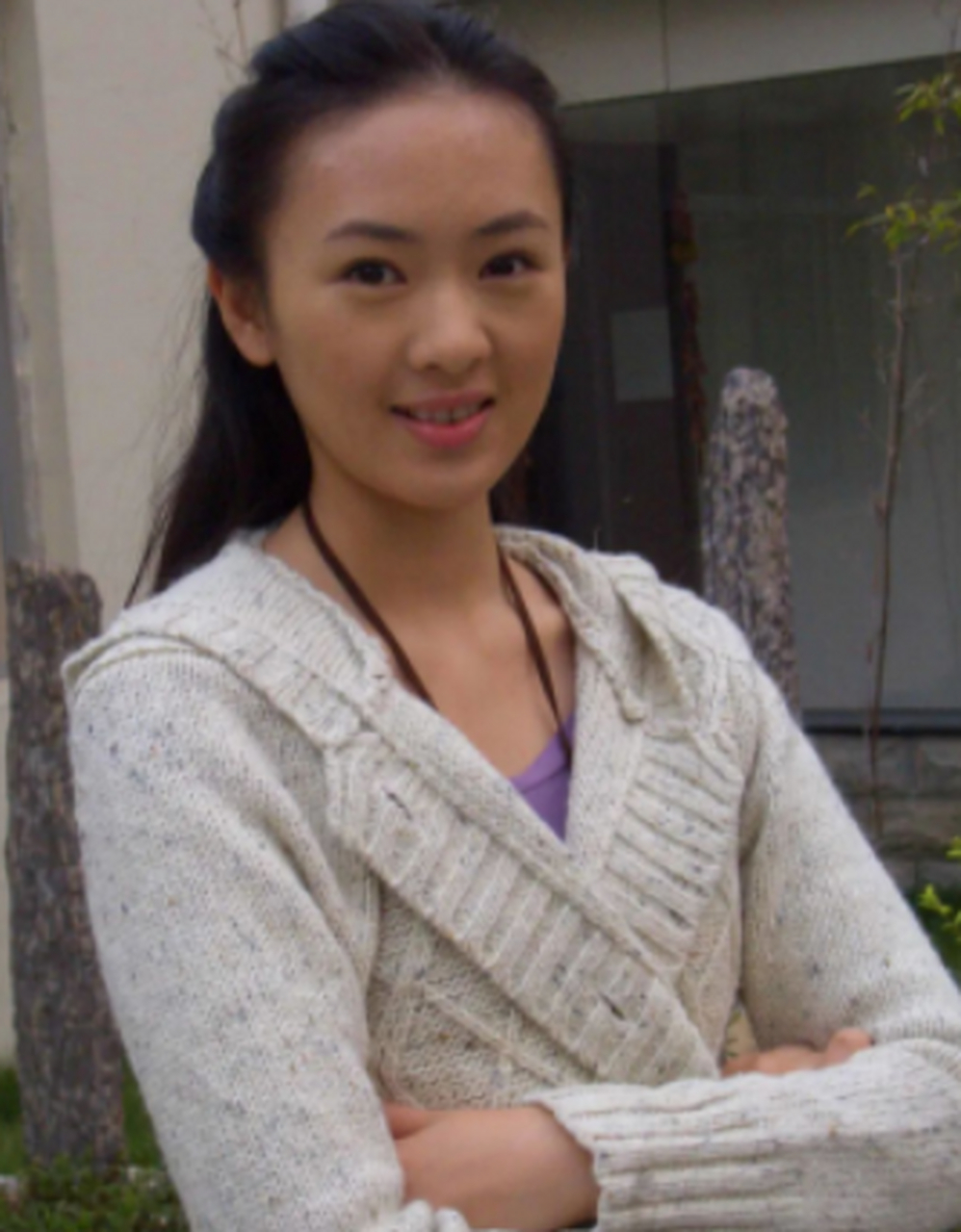 2003年,18岁的童瑶在中戏门口被张默打的不成人样,童瑶趴在地上哀求