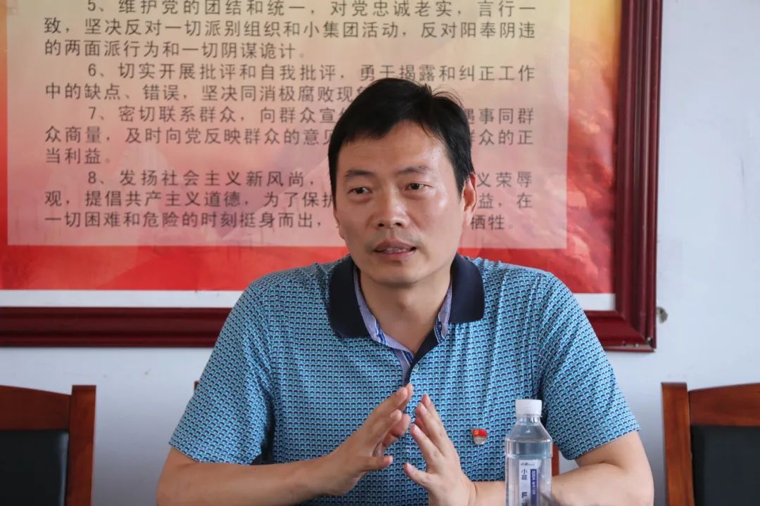 栾川法院院长李新义为基层联系点 全体党员讲"七一"集体党课