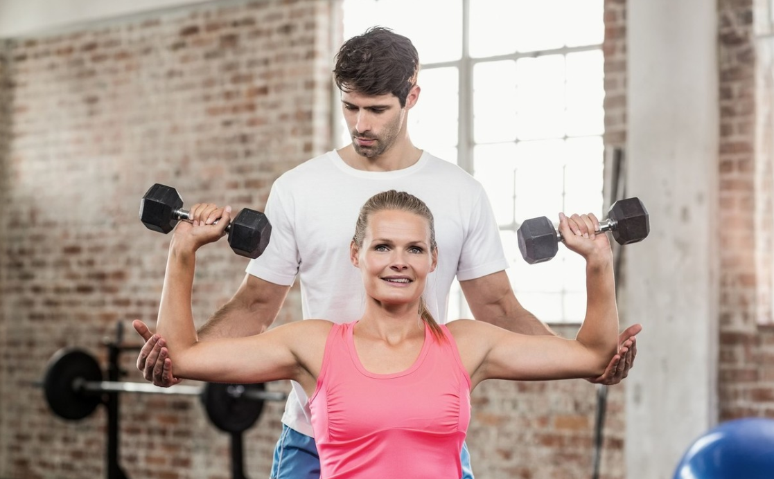 借助于一对哑铃,做简单的肩部运动,稳定肩部的同时,改善体态