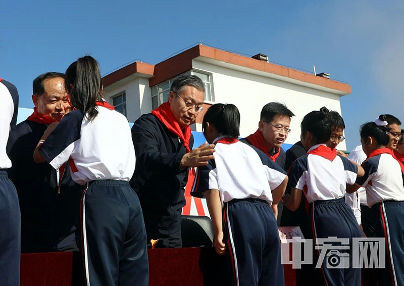 山西省榆社縣四套班子領導與全縣少年兒童共度