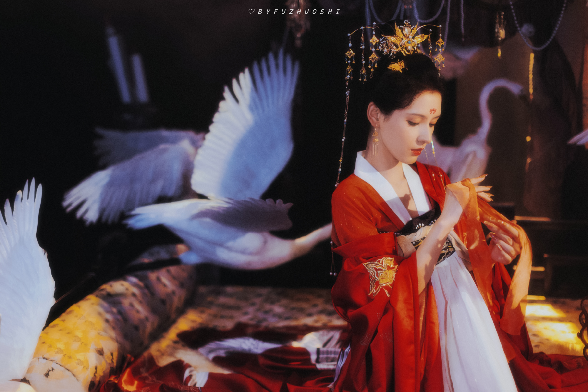 张予曦穿上"汉服",仿佛穿越回了古代,像是端庄高贵的公主