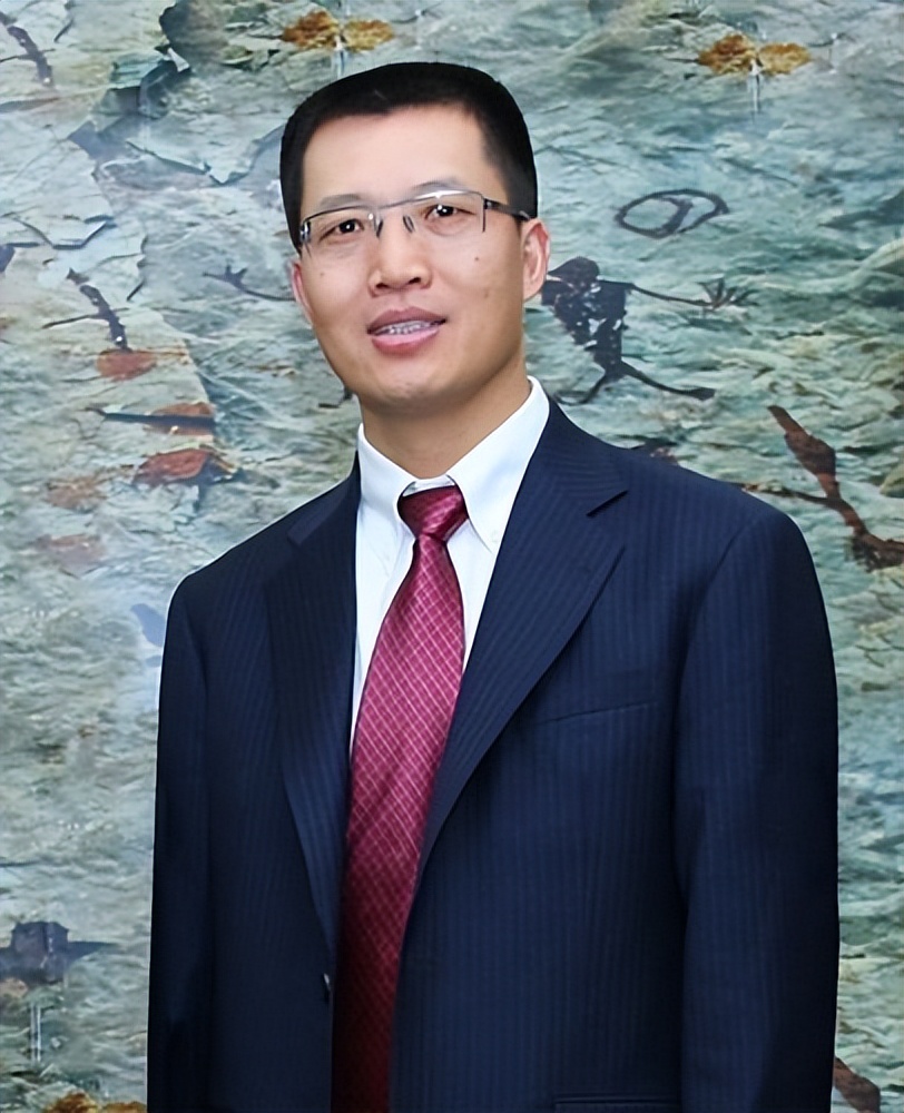 湖北富豪罗秋平:一年入账474亿,蝉联11年销冠,半年暴跌570亿