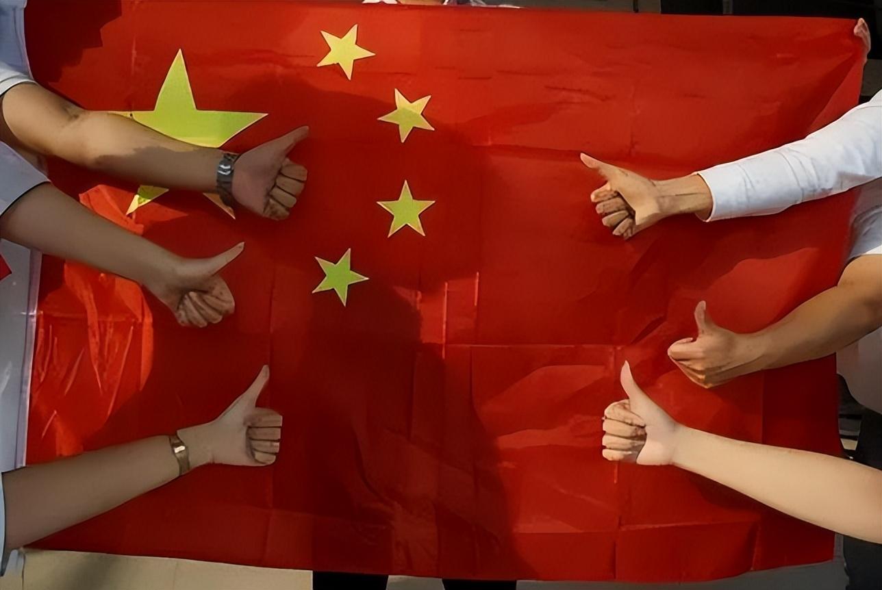 回顾禁止挂中国国旗?我国运动员怒而退赛,遭主办方威胁,后来如何