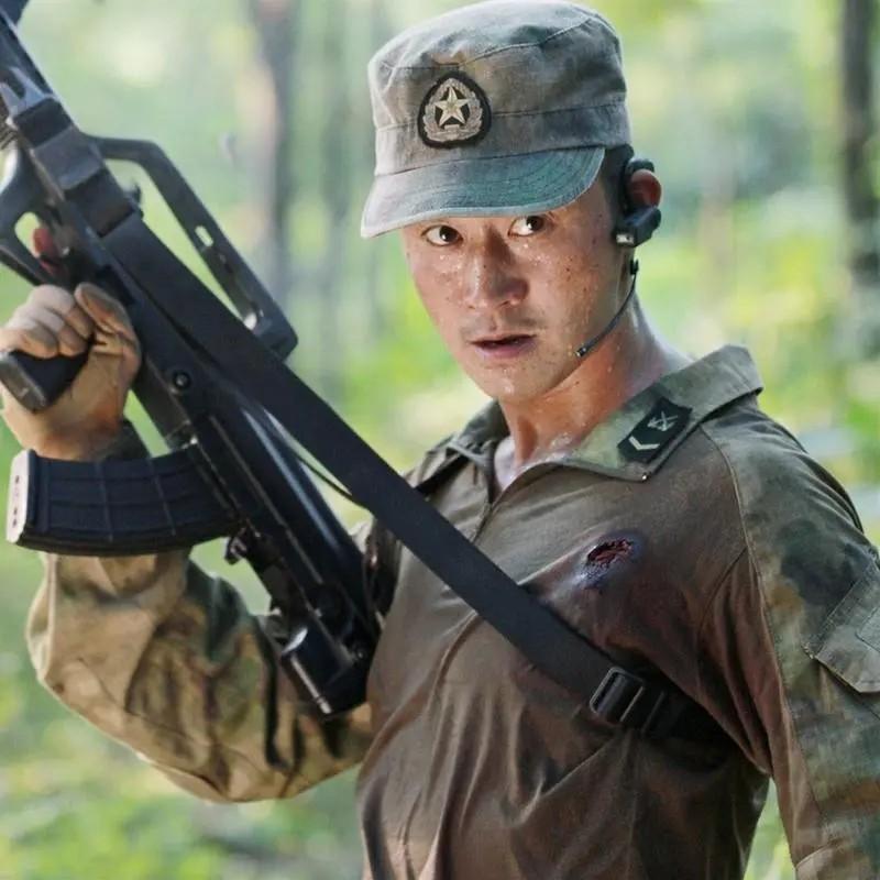 吴京惹上麻烦了因一张军装照被大v警告审判他怎么成全网狂欢