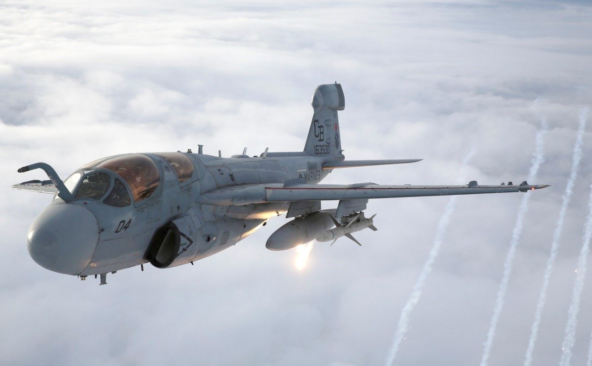 4架ef-111电子战飞机和14架ea-6b电子战飞机同时进行强烈干扰,海军f/a