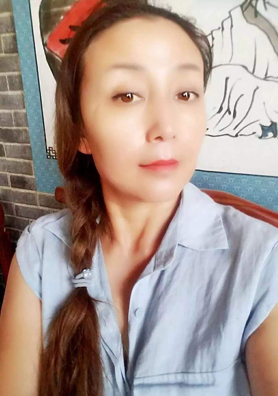 小伙酷爱50岁大妈,声称追大妈简单风险小,年轻小妹难搞还费钱