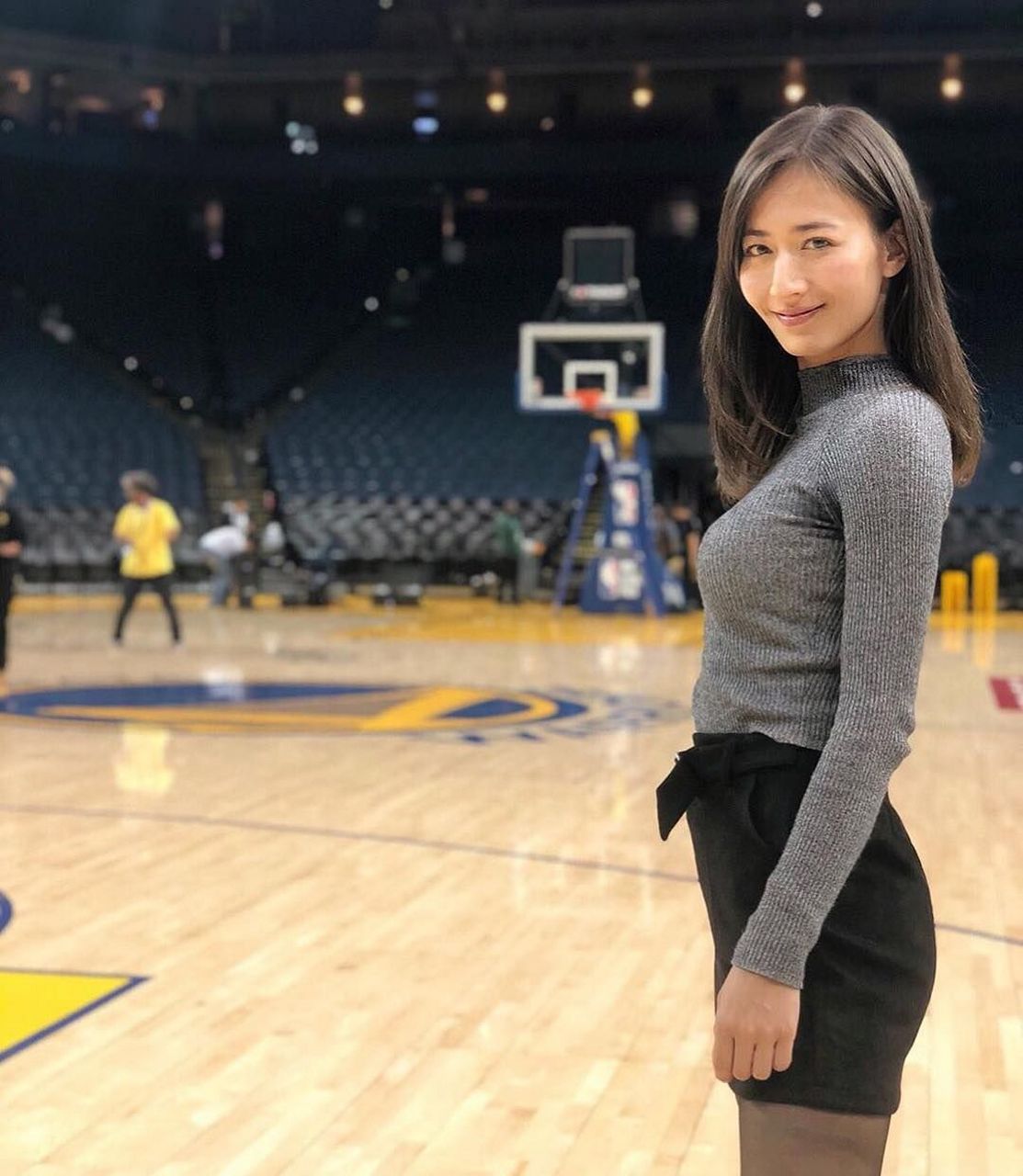 科比认为最美nba记者是张曼源(左图) 库里认为最美nba记者宫河麻耶