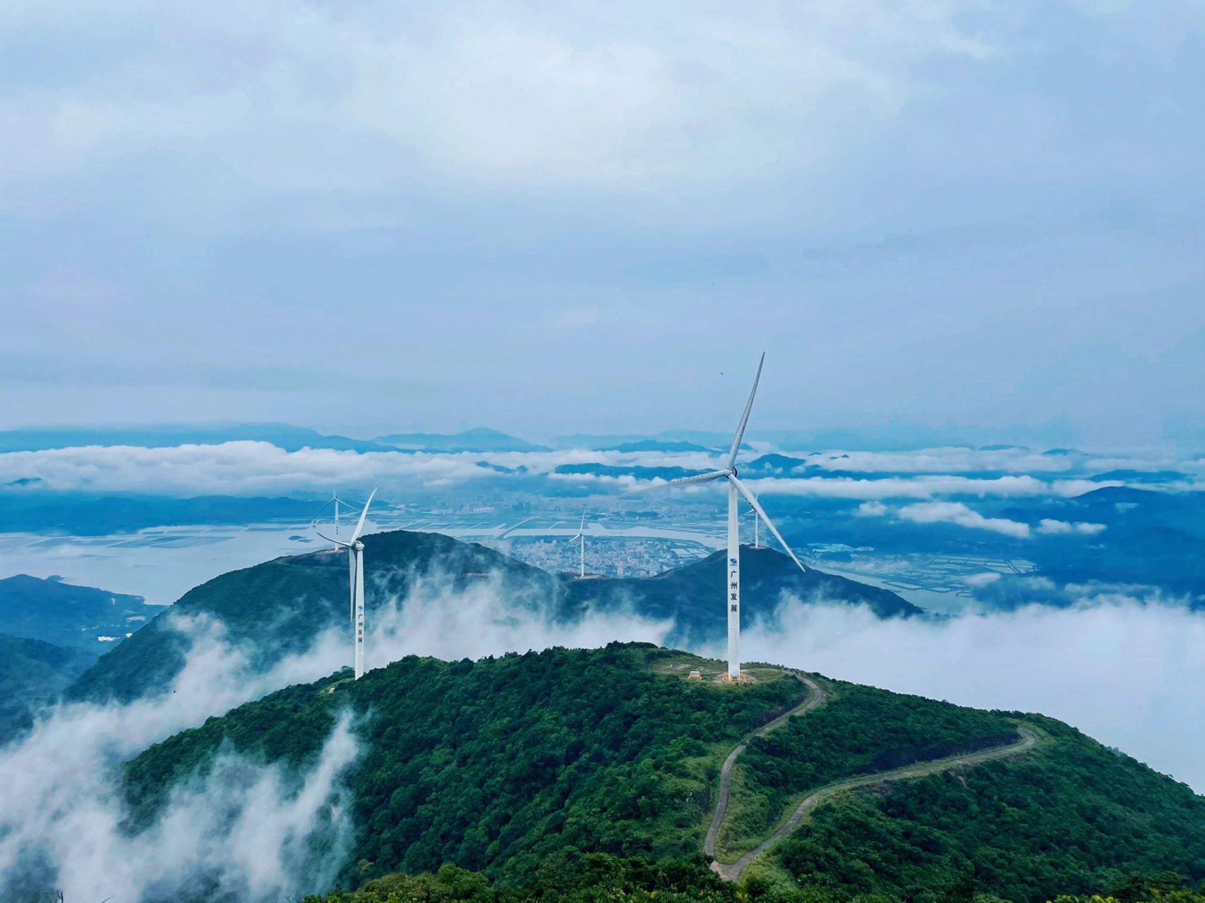 每周一山|惠州风车山 当漫山的大风车遇见云海,再搭配不远处的碧海,就