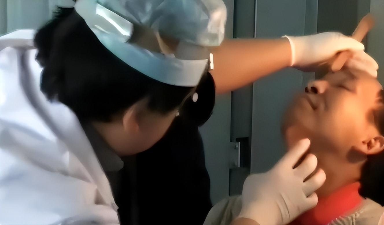 2011年,云南女子给丈夫脑袋按摩致出血,检查竟发现10厘米匕首!