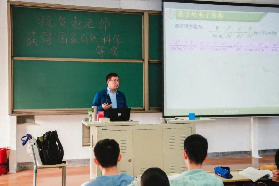 中国科学院院士,复旦大学化学系教授赵东元,以他二十年如一日的坚持