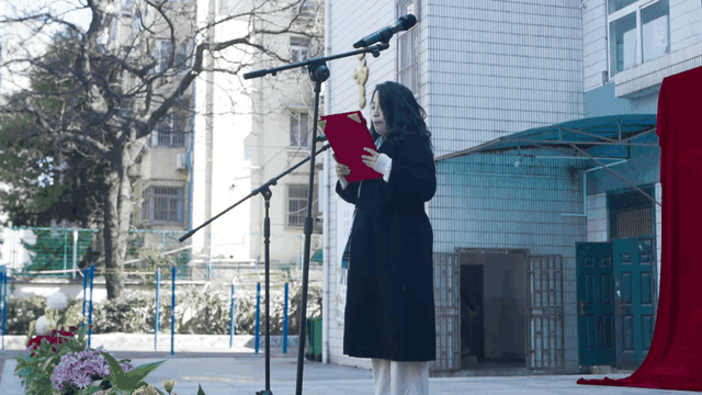 始终相伴左右在全场人员的94证下,学校校长徐光静和副校长王薇上台