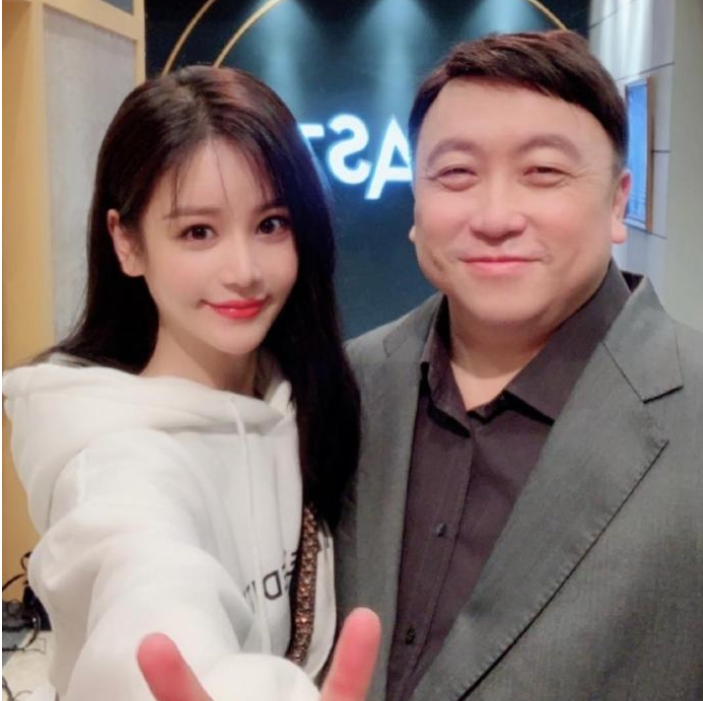 王晶新宠邱意浓,露背装亮眼被称为人间尤物,完美身材让人羡慕