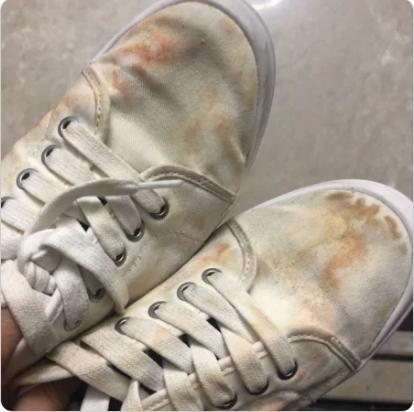 白鞋脏了怎么洗?别再用清水洗了,这样做,刷完跟新买的一样!